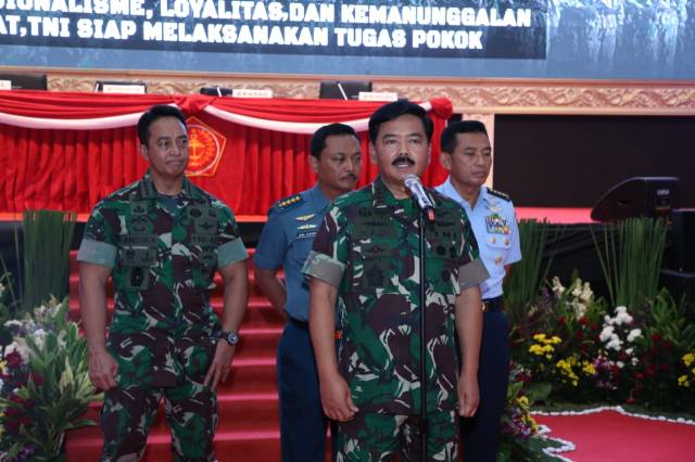 Panglima TNI Marsekal Hadi Tjahjanto didampingi KSAD Jenderal Andika Perkasa, KSAL Laksamana Siwi Sukma Adji, dan KSAU Marsekal Yuyu Sutisna.